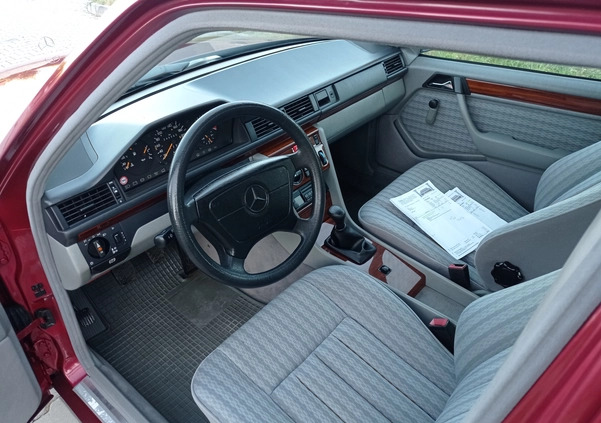 Mercedes-Benz W124 (1984-1993) cena 27400 przebieg: 230000, rok produkcji 1992 z Kielce małe 466